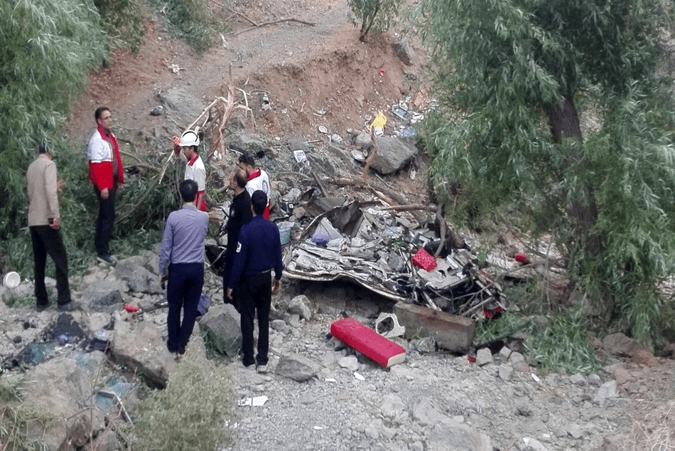 سقوط مرگبار مینی بوس به دره در مسیر کاشمر با ۳۰ مسافر