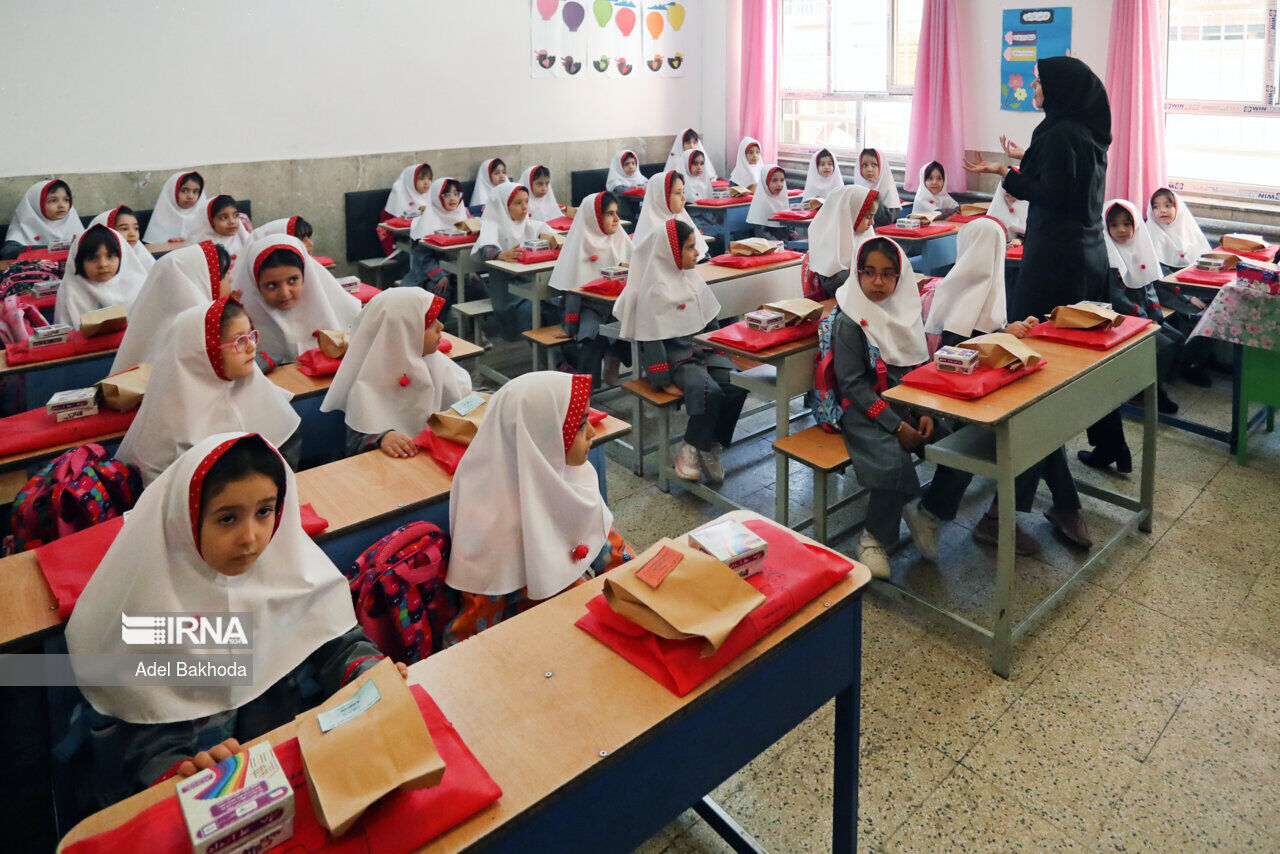 جزئیات استخدام ۴۰ هزار معلم جدید اعلام شد