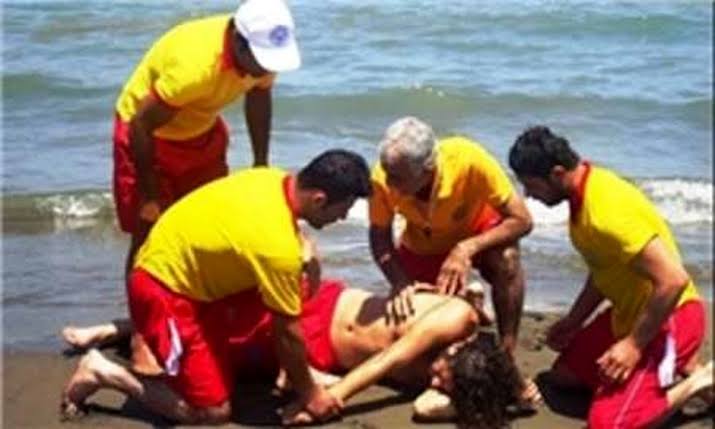 نجات ۱۹ نفر از خطر غرق‌شدگی در سواحل بابلسر طی یک روز/هشدار جدی فرماندار بابلسر به گردشگران؛ فقط در مناطق مجاز شنا کنید
