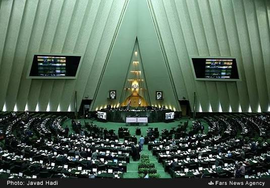 دولت در خصوص بنزین باید سیاستهای غیرقیمتی را بجای گران‌سازی اجرایی کند/ سهمیه یارانه ای به جای خودرو به کدملی اختصاص یابد