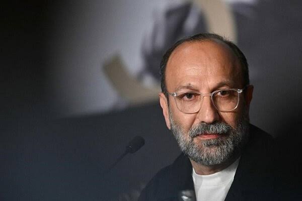 اصغر فرهادی: ایالات متحده دموکراسی ندارد؛ این یک دروغ است آمریکایی‌ها خود را در جایگاه بالاتری می‌بینند و آرزو می‌کنند یک روز دیگران هم مثل آن‌ها شوند؛ نه، من نمی‌خواهم