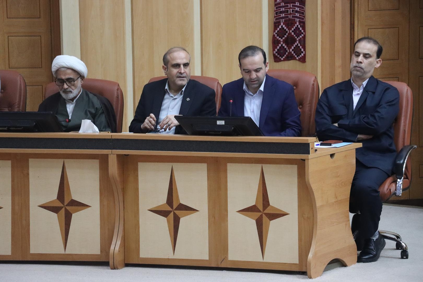 ۱۰۰ هزار نیروی دولتی، ظرفیتی بزرگ برای توسعه گیلان/ روش‌های گزینش متناسب با شرایط روزآمد شود+تصویر