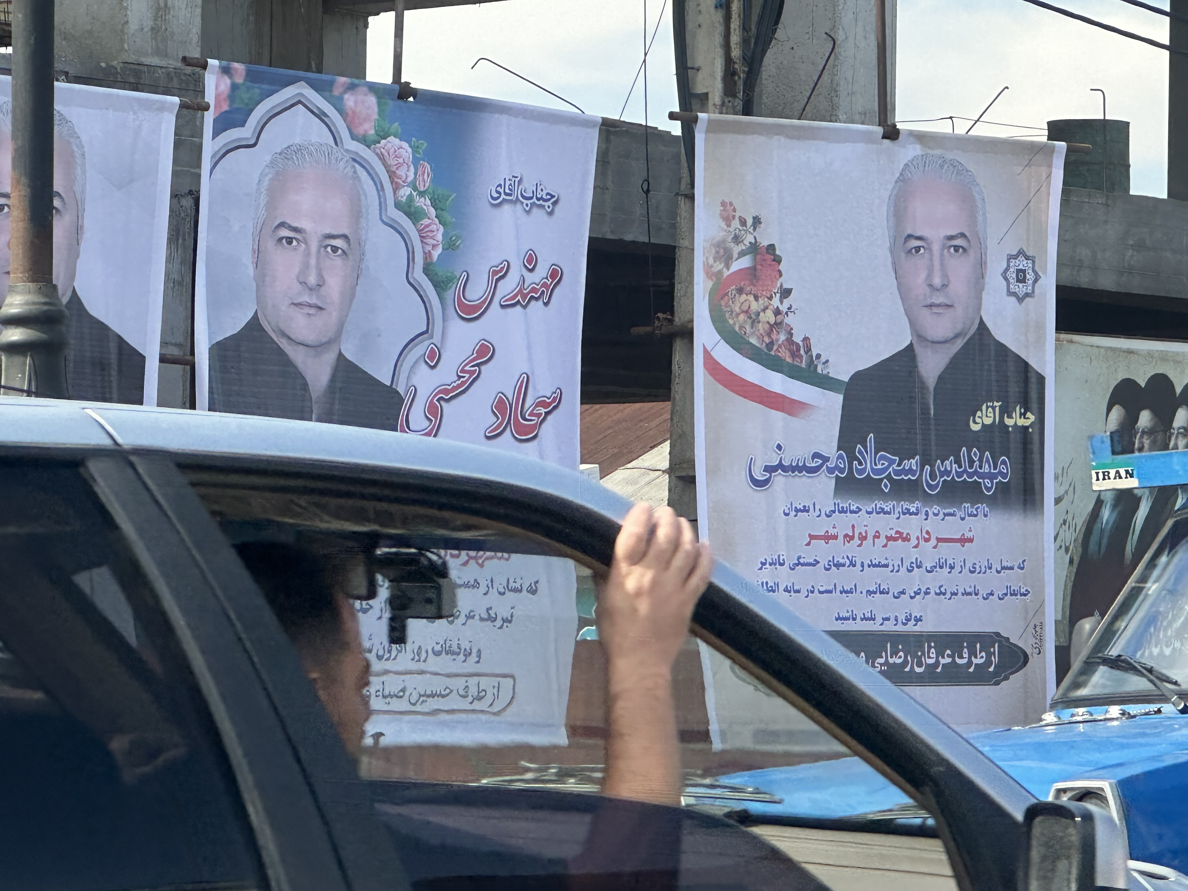 شهردار جوان بازار جمعه؛ یا تولم شهر -بنرها تبریک می‌گویند، اما خیابان‌ها هم حرفی برای گفتن دارند!