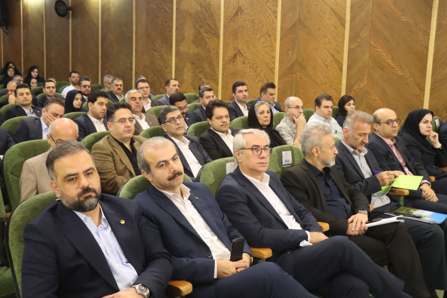 لزوم کاهش فاصله میان منابع جذب شده و تسهیلات پرداختی+(تصاویر)