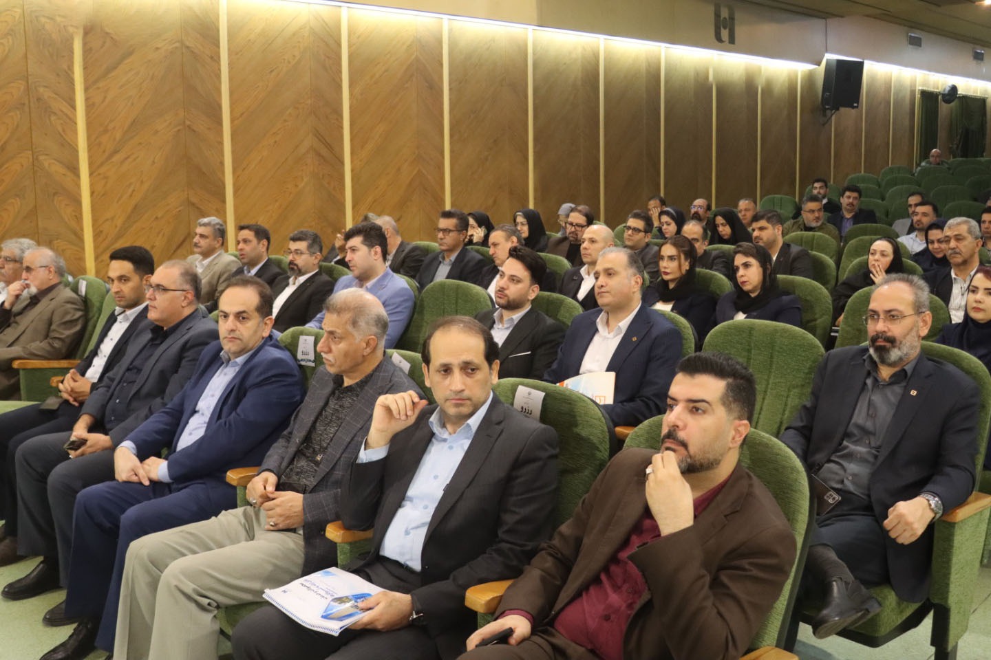 لزوم کاهش فاصله میان منابع جذب شده و تسهیلات پرداختی+(تصاویر)